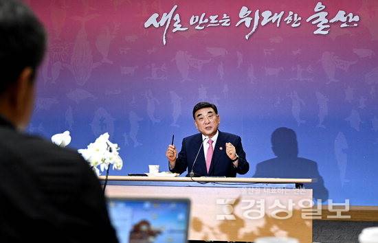 ▲ 김두겸 울산시장이 16일 울산시청 프레스센터에서 기자간담회를 갖고 AI 전용 데이터센터 울산 유치와 관련해 배경 및 기대효과 등을 설명하고 있다. 김동수기자 dskim@ksilbo.co.kr