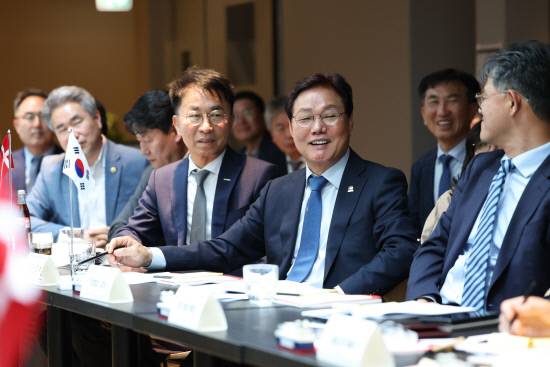 박완수 경남도지사가 현지시간 16일 오후 차세대 원자로인 소형용융염원자로(MSR, Molten Salt Reactor)를 개발 중인 솔트포스 에너지(SaltFoss Energy, 구.시보그)를 방문해 경남의 원전기업의 경쟁력을 강조하고 있다. 사진=경남도