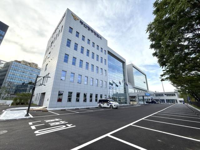 올해 초 수강생들로부터 수천만 원의 수강료를 받고 갑작스럽게 폐업한 부산의 한 필라테스 센터 먹튀 사건의 피해가 부산 곳곳으로 확산하고 있다. 당초 사건이 알려진 부산진구 개금동, 사하구 괴정동 지점에 더해 중구 중앙동, 금정구 구서동 지점 등 2개 지점이 추가로 폐업하면서 수강료를 돌려받지 못한 회원들이 4개 지점 200여 명을 넘고 피해액은 2억 원을 넘는 것으로 확인됐다. 사진은 사건을 수사하고 있는 부산 중부경찰서 전경. 부산일보DB