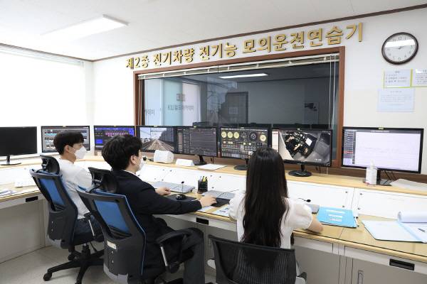 KIU철도아카데미 전기능 모의운전연습기(FTS) 모니터링 모습. 경일대.