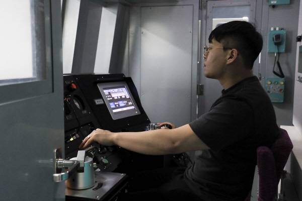 철도아카데미 교육생이 전기능 모의운전연습기(FTS)로 전동차 운전을 실습하고 있다. 경일대.