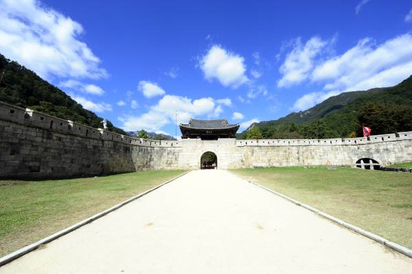 문경새재 제1 관문.
