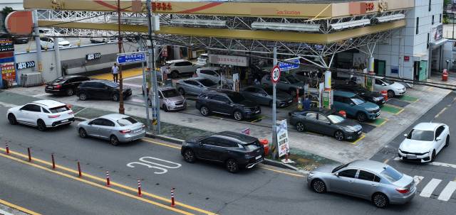 15일 창원의 한 주유소에서 차량들이 주유를 하기 위해 줄지어 기다리고 있다./김승권 기자/