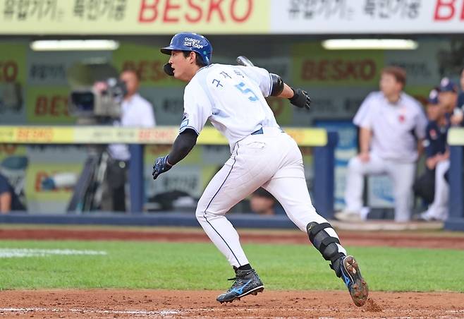 17일 오후 6시30분 대구 삼성라이온즈파크에서 열린 '2025 신한 SOL 뱅크 KBO리그' 삼성 라이온즈와 두산 베어스 경기에서 구자욱이 안타를 치고 있다. <삼성 라이온즈 제공>