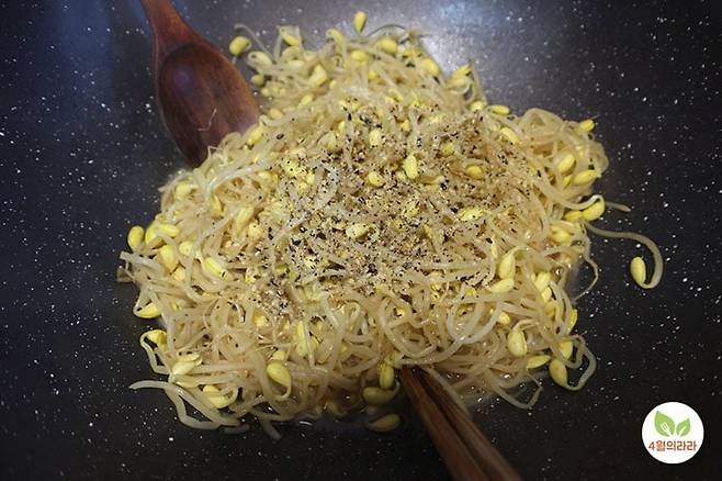 완성된 콩나물볶음