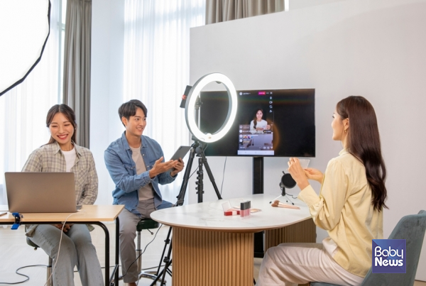 일반식품을 건강기능식품으로, 화장품을 의약품처럼 오인하게 만드는 라이브커머스 부당 광고가 무더기 적발됐다. '혈당', '다이어트', '피부 재생', '모발 성장' 등 소비자를 혼동시키는 표현이 다수 사용된 것으로 드러났다.&nbsp;ⓒ베이비뉴스