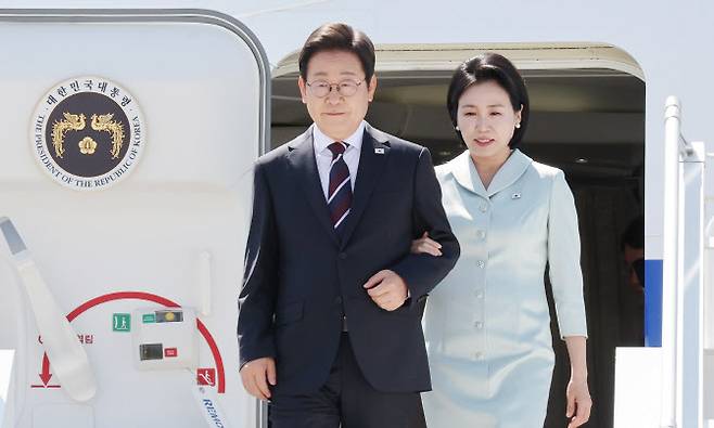 51차 주요 7개국(G7) 정상회의에 참석하는 이재명 대통령이 16일(현지시간) 캐나다 앨버타주 캘거리국제공항에 도착해 김혜경 여사와 공군 1호기에서 내리고 있다.(사진=연합뉴스)