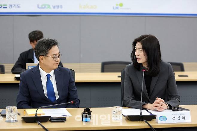 지난 13일 경기도청에서 열린 카카오 AI 기반 디지털 허브 건립 투자유치 협약식에서 김동연 경기도지사와 정신아 카카오 대표가 이야기를 나누고 있다.(사진=경기도)