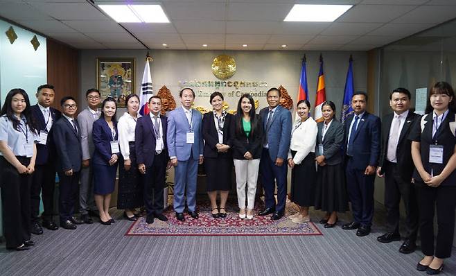 16일 오전 서울 중구 주한 캄보디아 대사관에서 캄보디아 노동직업훈련부 림 시홍(왼쪽 여덟 번째) 부차관과 노사발전재단 류혜영(왼쪽 아홉 번째) 국제협력팀장 등 양국 관계자들이 기념촬영을 하고 있다.(사진=노사발전재단)