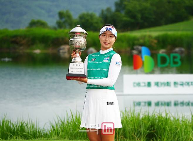 이동은이 한국여자오픈에서 우승한 뒤 활짝 웃으며 트로피를 들어 올리고 있다. (사진=이데일리 골프in 조원범 기자)