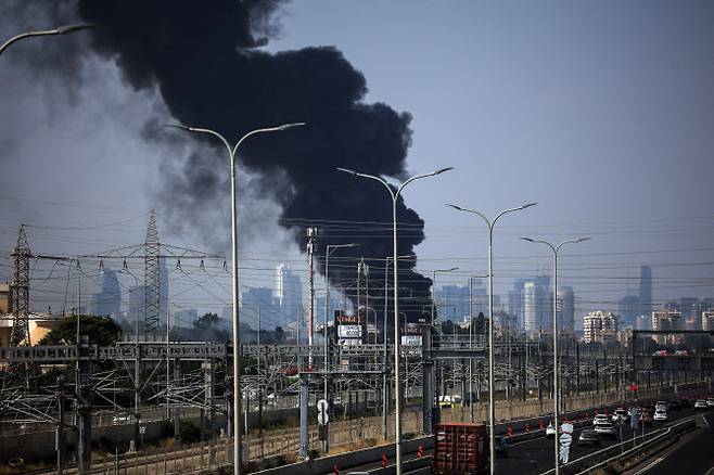 17일(현지시간) 이스라엘 헤르츨리아 지역이 이란의 미사일 공격으로 연기가 피어오르고 있다.(사진=로이터)