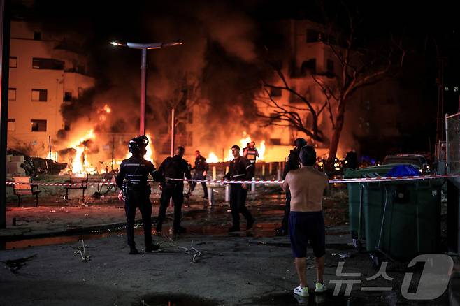 이란의 미사일 공격으로 이스라엘 텔아비브 건물에 화재가 발생했다. 2025.6.16 ⓒ 로이터=뉴스1 ⓒ News1 김경민 기자