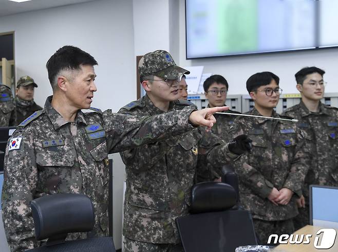 이영수 공군참모총장(왼쪽)이 전방지역에 위치한 공군 미사일방어부대와 육군 제1군단사령부를 둘러보는 모습.(공군 제공) 2024.1.23/뉴스1