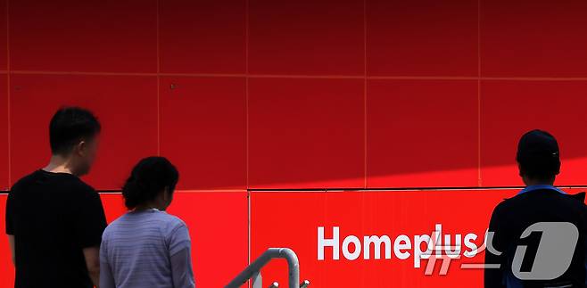 인천 미추홀구 홈플러스 인천숭의점 매장에서 시민들이 개점 시간에 맞춰 입장하고 있다. 2025.5.27/뉴스1 ⓒ News1 이동해 기자