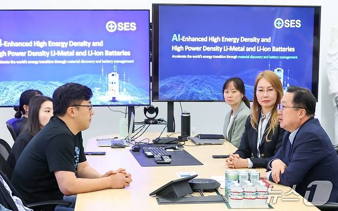 이장우 대전시장(맨 오른쪽)이 16일(현지시간) SES AI 미국 보스턴 본사를 찾아 투자 유치를 논의하고 있다.(대전시 제공) /뉴스1