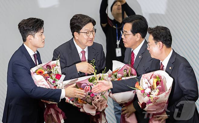 송언석 국민의힘 신임 원내대표(오른쪽에서 두번째)가 16일 오후 서울 여의도 국회에서 열린 국민의힘 원내대표 선출을 위한 의원총회에서 선출된 후 김용태 비상대책위원장, 권성동 전 원내대표를 비롯한 후보자들에게 축하를 받고 있다. 2025.6.16/뉴스1 ⓒ News1 이재명 기자