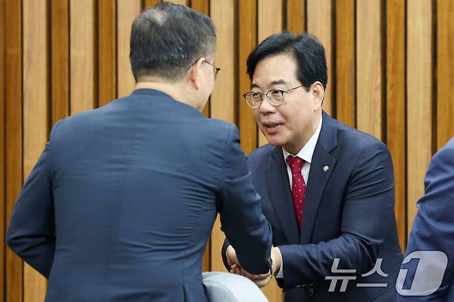 송언석 국민의힘 신임 원내대표가 17일 오전 서울 여의도 국회에서 열린 원내대책회의에 참석해 최형두 의원과 악수하고 있다. 2025.6.17/뉴스1 ⓒ News1 안은나 기자