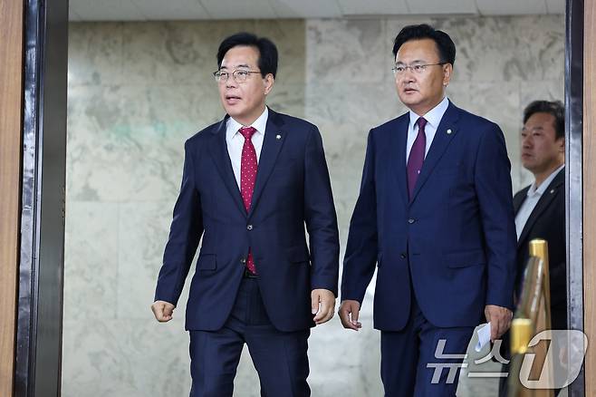 송언석 국민의힘 신임 원내대표(왼쪽)와 유상범 법사위 간사가 17일 오전 서울 여의도 국회에서 열린 원내대책회의에 입장하고 있다. 2025.6.17/뉴스1 ⓒ News1 안은나 기자