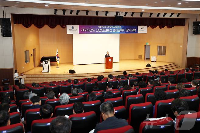 학교 관리감독자 대상 산업안전보건 법정교육.(충북교육청 제공. 재판매 및 DB금지)/뉴스1