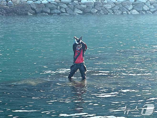 욕지출장소 우재영 경사가 수중 지형 검측을 위해 바다에 입수하고 있다.(통영해경 제공. 재판매 및 DB금지)