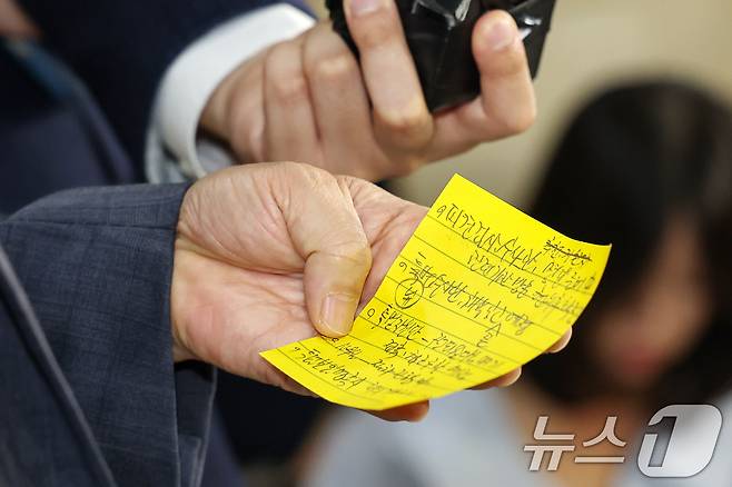 윤석열 전 대통령의 부인 김건희 여사 의혹 관련 사건을 맡은 민중기 특별검사가 17일 오전 서울 서초구 사무실에서 취재진의 질문에 답변하며 메모를 참고하고 있다. 2025.6.17/뉴스1 ⓒ News1 민경석 기자