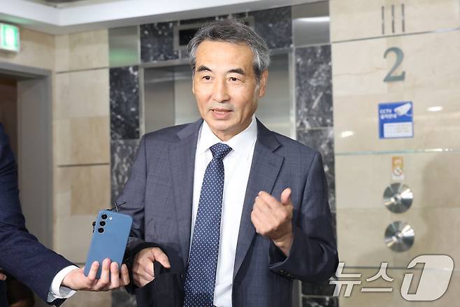 윤석열 전 대통령의 부인 김건희 여사 의혹 관련 사건을 맡은 민중기 특별검사가 17일 오전 서울 서초구 사무실로 출근하고 있다. 2025.6.17/뉴스1 ⓒ News1 민경석 기자