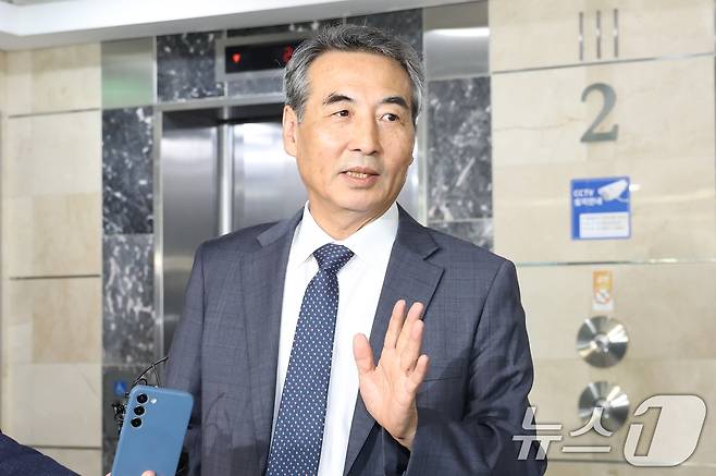 윤석열 전 대통령의 부인 김건희 여사 의혹 관련 사건을 맡은 민중기 특별검사가 17일 오전 서울 서초구 사무실로 출근하고 있다. 2025.6.17/뉴스1 ⓒ News1 민경석 기자