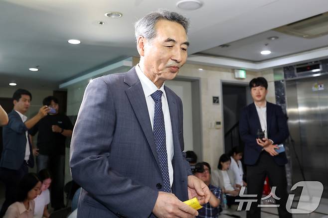 윤석열 전 대통령의 부인 김건희 여사 의혹 관련 사건을 맡은 민중기 특별검사가 17일 오전 서울 서초구 사무실에서 취재진의 질문에 답변을 마친 뒤 자리를 떠나고 있다. 2025.6.17/뉴스1 ⓒ News1 민경석 기자