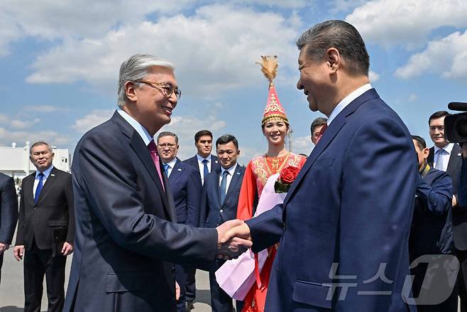 시진핑 중국 국가주석이 16일 중국-중앙아시아 정상회의 참석차 카자흐스탄에 도착해 카심-조마르트 토카예프 카자흐스탄 대통령과 악수를 하고 있다. 2025.06.16 ⓒ 로이터=뉴스1 ⓒ News1 정은지 특파원
