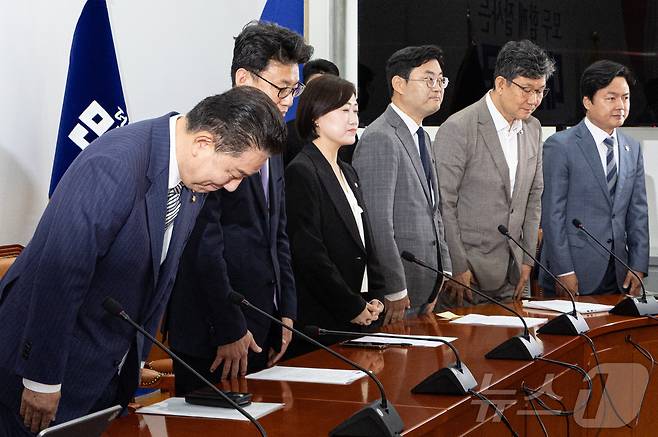 김병기 더불어민주당 대표 직무대행 겸 원내대표가 17일 오전 서울 여의도 국회에서 열린 원내대책회의에서 참석해 인사를 하고 있다. 2025.6.17/뉴스1 ⓒ News1 이재명 기자