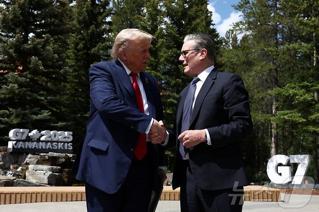 16일(현지시간) 도널드 트럼프 미국 대통령과 키어 스타머 영국 총리가 캐나다 앨버타주 캐내내스키스에서 열린 주요 7개국(G7) 정상회의를 계기로 만나 악수를 하고 있다. 2025.06.16 ⓒ 로이터=뉴스1 ⓒ News1 김지완 기자