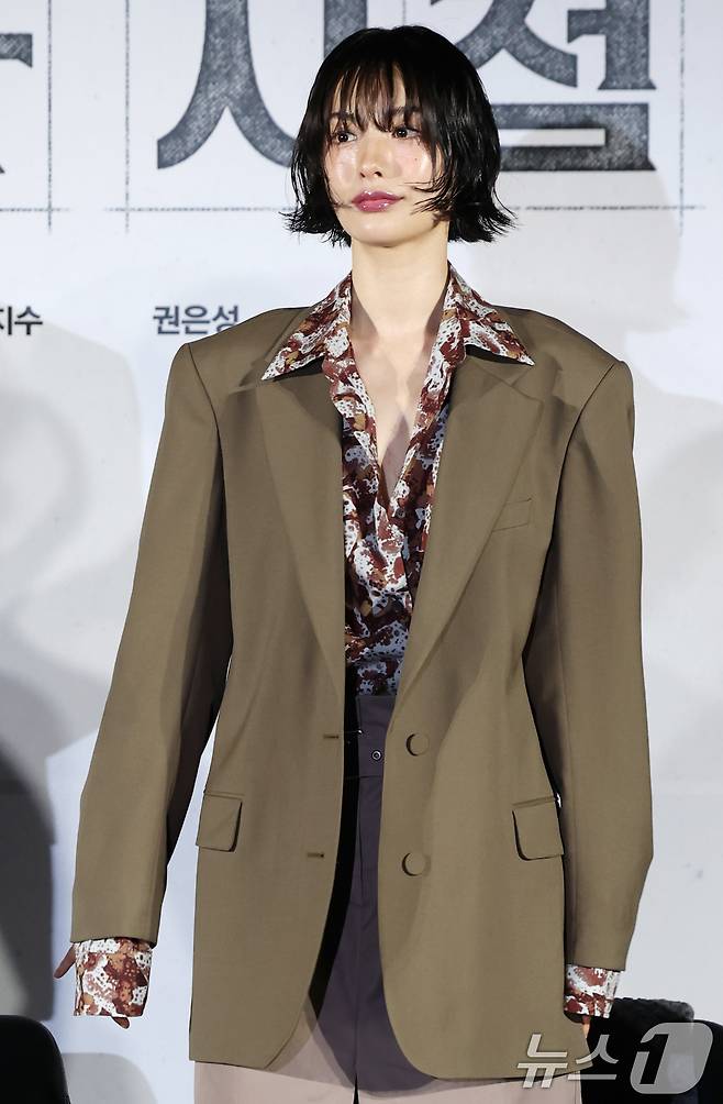 배우 나나가 17일 서울 광진구 롯데시네마 건대입구에서 열린 영화 '전지적 독자 시점‘(감독 김병우) 제작보고회에 참석해 포즈를 취하고 있다. '전지적 독자 시점'은 10년 이상 연재된 소설이 완결된 날 소설 속 세계가 현실이 되어 버리고, 유일한 독자였던 ‘김독자’가 소설의 주인공 ‘유중혁’ 그리고 동료들과 함께 멸망한 세계에서 살아남기 위한 판타지 액션 영화다. 2025.6.17/뉴스1 ⓒ News1 권현진 기자