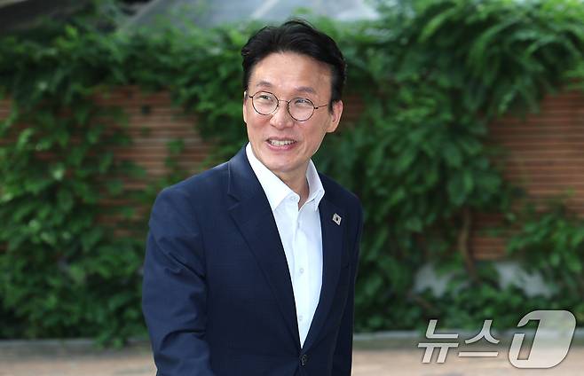 김민석 국무총리 후보자가 17일 오전 서울 종로구 통의동 금융감독원 연수원에 마련된 인사청문회 준비 사무실로 출근을 하고 있다. 2025.6.17/뉴스1 ⓒ News1 임세영 기자