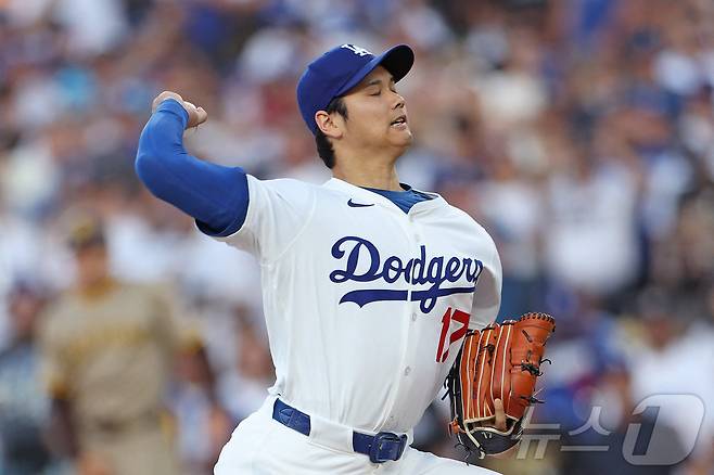 오타니 쇼헤이(LA 다저스)가 17일(한국시간) 열린 샌디에이고 파드리스와의 경기에서 선발 등판해 공을 던지고 있다. ⓒ AFP=뉴스1