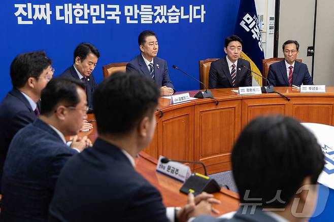 강훈식 대통령 비서실장이 17일 오후 서울 여의도 국회에서 김병기 더불어민주당 대표 직무대행 겸 원내대표를 예방하며 발언하고 있다. 2025.6.17/뉴스1 ⓒ News1 이재명 기자