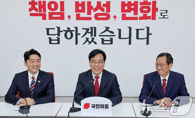 송언석 국민의힘 원내대표(가운데)가 17일 서울 여의도 국회에서 강훈식 대통령 비서실장(왼쪽), 우상호 정무수석을 접견하며 인사말을 하고 있다. 2025.6.17/뉴스1 ⓒ News1 안은나 기자