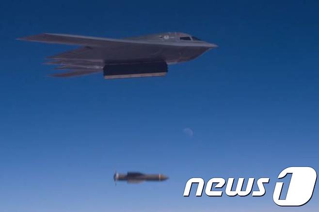 다목적 스텔스 폭격기 'B-2'에서 벙커버스터 GBU-57이 투하되고 있다. (화이트맨공군기지 홍보영상 캡처) 2017.11.1/뉴스1