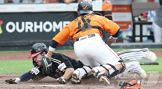 15일 대전 한화생명볼파크에서 열린 프로야구 '2025 신한 SOL 뱅크 KBO리그' 한화이글스 대 LG트윈스 경기에서 5회초 LG 2사 이주현 안타에 2루주자 문성주가 홈에서 아웃되고 있다. 2025.6.15/뉴스1 ⓒ News1 김기남 기자