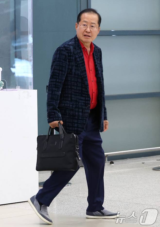 국민의힘 대선 경선에서 탈락한 뒤 정계 은퇴를 선언하고 하와이로 떠났던 홍준표 전 대구시장이 17일 인천국제공항을 통해 귀국하고 있다. 2025.6.17/뉴스1 ⓒ News1 권현진 기자