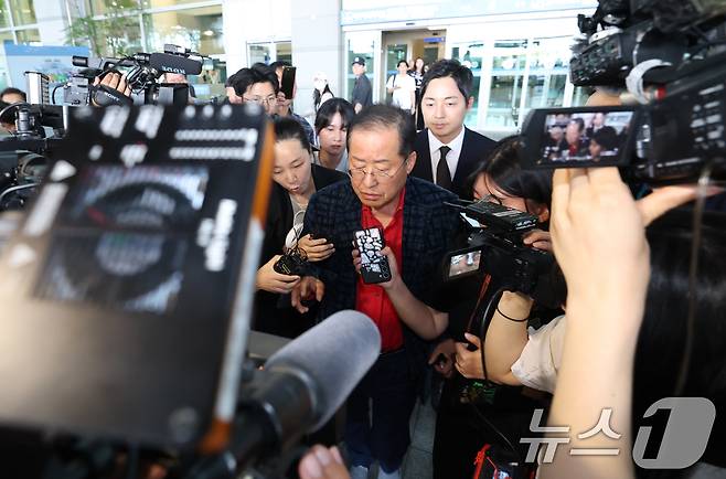 국민의힘 대선 경선에서 탈락한 뒤 정계 은퇴를 선언하고 하와이로 떠났던 홍준표 전 대구시장이 17일 인천국제공항을 통해 귀국해 인터뷰를 하고 있다. 2025.6.17/뉴스1 ⓒ News1 권현진 기자