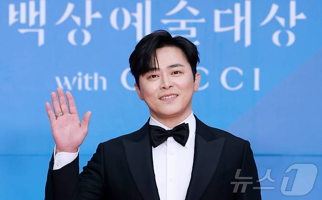 배우 조정석이 5일 오후 서울 강남구 코엑스에서 열린 '61회 백상예술대상' 레드카펫에서 포즈를 취하고 있다. 2025.5.6/뉴스1 ⓒ News1 김진환 기자