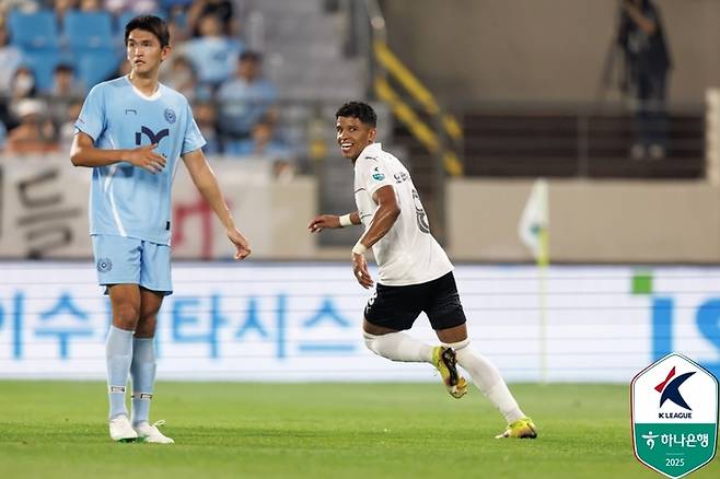 포항 오베르단(오른쪽)이 17일 대구전에서 득점 후 환호하고 있다. 사진 | 한국프로축구연맹