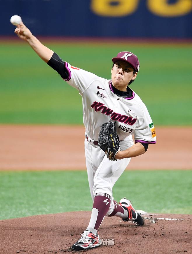키움 김윤하가 고척스카이돔에서 열린 2025 KBO리그 두산과 경기에 선발 등판해 힘차게 공을 던지고 있다. 고척 | 박진업 기자 upandup@sportsseoul.com