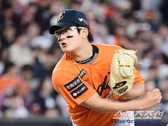 9회 마운드에 올라 힘차게 투구하는 김서현.