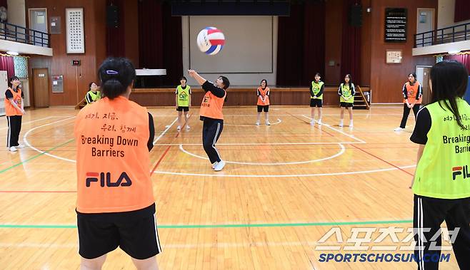 10일 서울 은평구 동명여자고등학교에서 서울림운동회 교구키트 전달식이 열렸다. 교구를 받은 학생들이 게임을 하고 있다. 정재근 기자 cjg@sportschosun.com/2025.6.10/