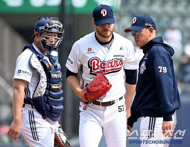 11일 잠실야구장에서 열린 NC와 두산의 더블헤더 1차전, 3회초 두산 콜어빈이 교체되며 마운드를 내려가고 있다. 잠실=허상욱 기자wook@sportschosun.com/2025.05.11/