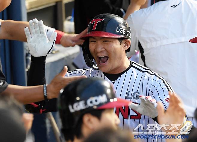 15일 잠실구장에서 열린 LG 트윈스와 키움 히어로즈의 경기. 4회말 2사 1루 LG 오지환이 투런포를 날린 뒤 환호하고 있다. 잠실=박재만 기자 pjm@sportschosun.com/2025.05.15/