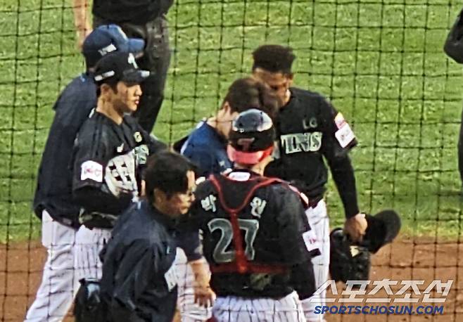 LG 에르난데스가 자신이 던진 직구에 얼굴을 맞은 NC 박건우에게 직접 사과하고 있다. 잠실=권인하 기자