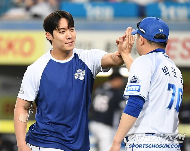 17일 대구 라이온즈파크에서 열린 두산-삼성전. 삼성이 12대1로 승리했다. 승리투수 원태인이 박진만 감독과 하이파이브하고 있다. 대구=정재근 기자 cjg@sportschosun.com/2025.6.17/