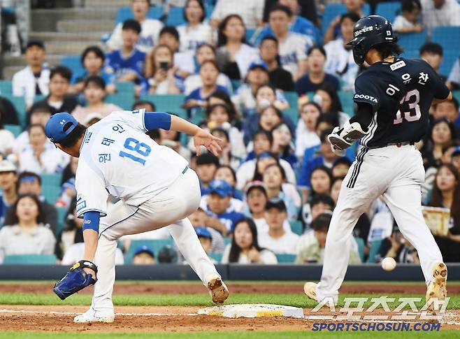 17일 대구 라이온즈파크에서 열린 두산-삼성전. 3회초 무사 이유찬의 내야안타 때 베이스커버를 들어간 원태인이 공을 잡지 못하고 있다. 대구=정재근 기자 cjg@sportschosun.com/2025.6.17/